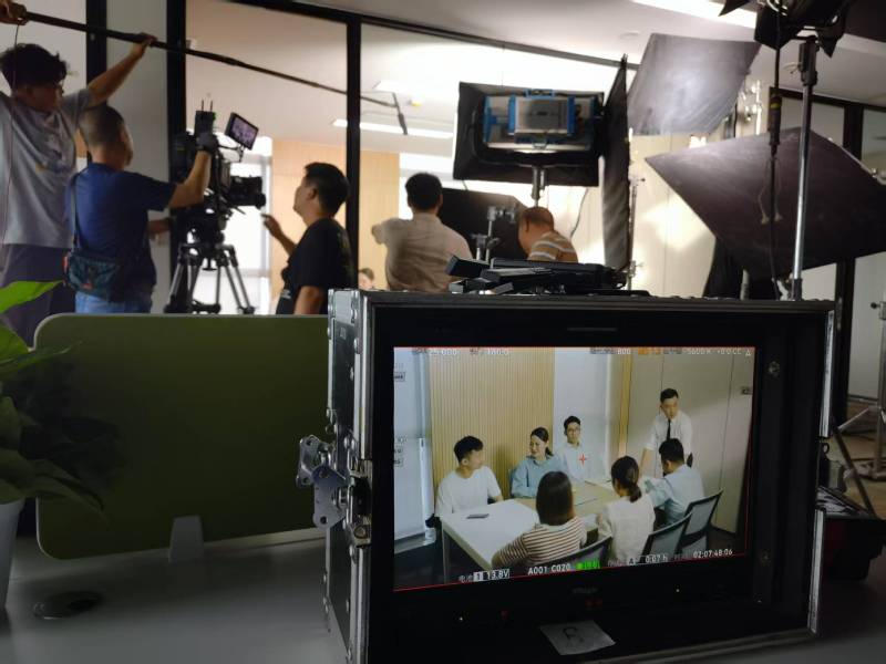 大竹县TVC拍摄公司：科技产品视觉化大师，诠释未来感与功能美学
